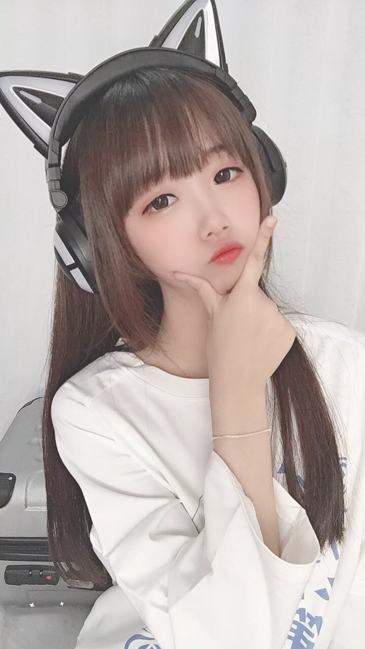 Coser小姐姐雪琪干物妹主题私房白T配超薄黑丝裤袜秀翘臀美腿迷人诱惑写真31P