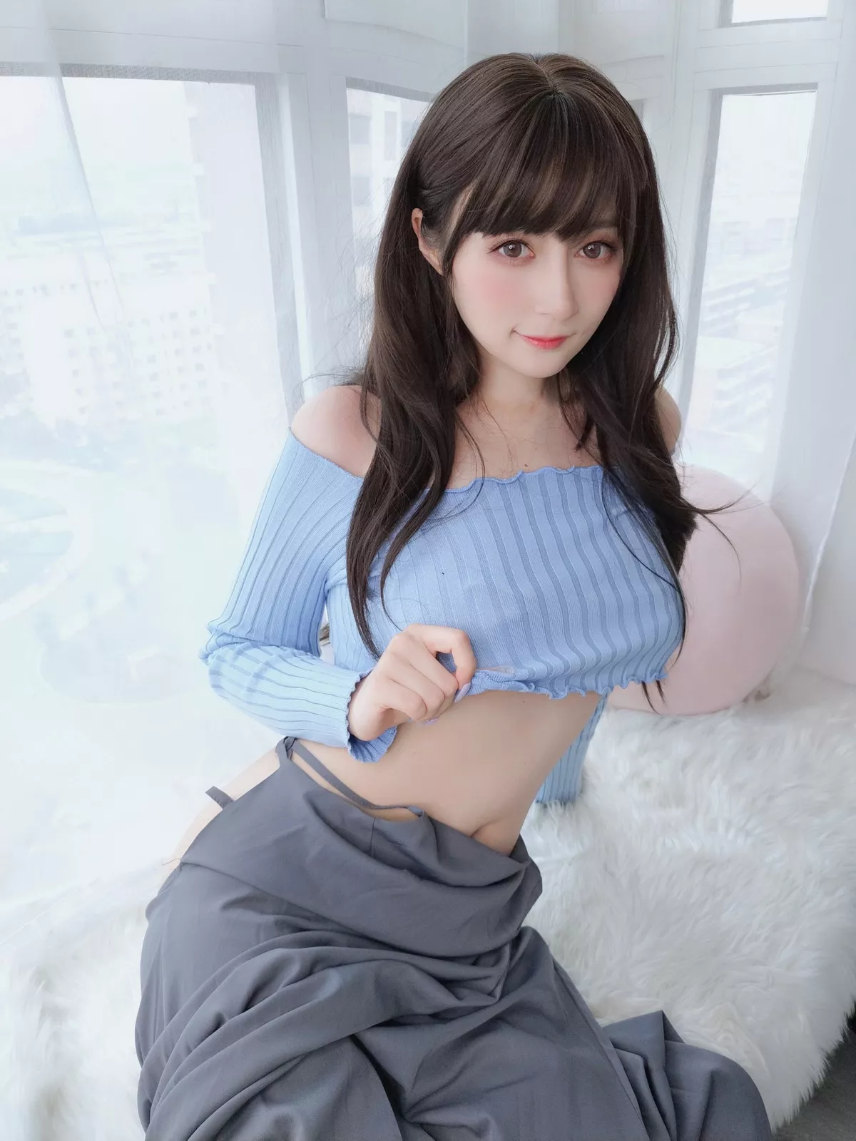 Coser小姐姐白银81吉他妹妹主题私房真空针织衣配露臀长裙秀翘臀屁沟诱惑写真165P