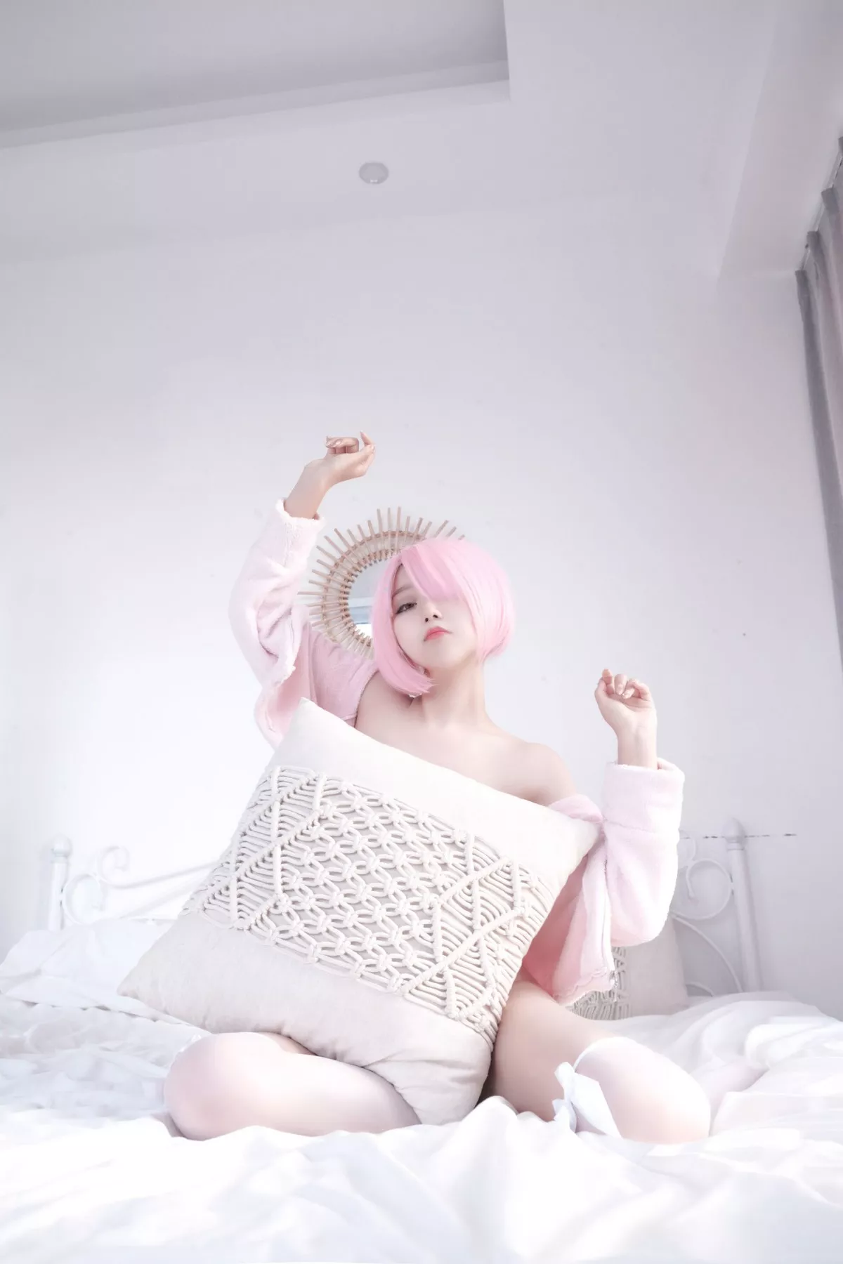 网络美女Eloise软软纯欲拉姆主题私房性感粉色套装露白色低胸内衣诱惑写真40P