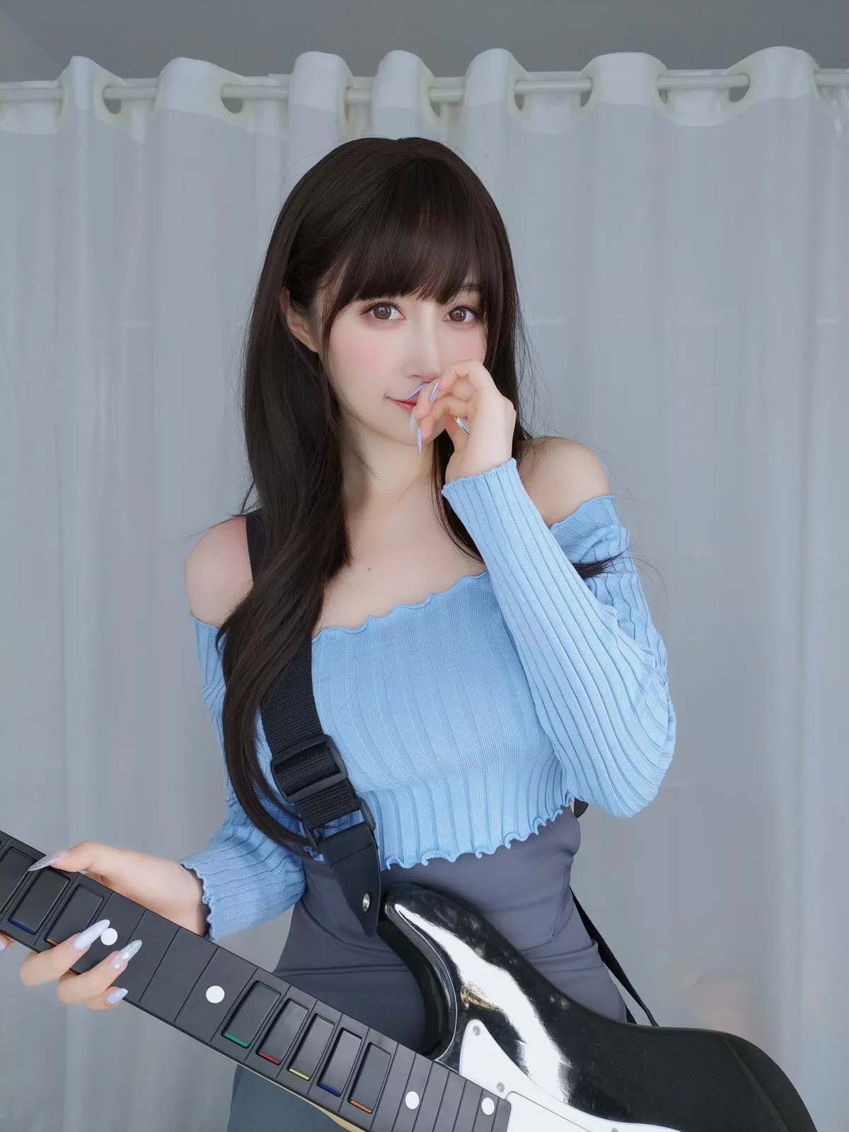 Coser小姐姐白银81吉他妹妹主题私房真空针织衣配露臀长裙秀翘臀屁沟诱惑写真165P
