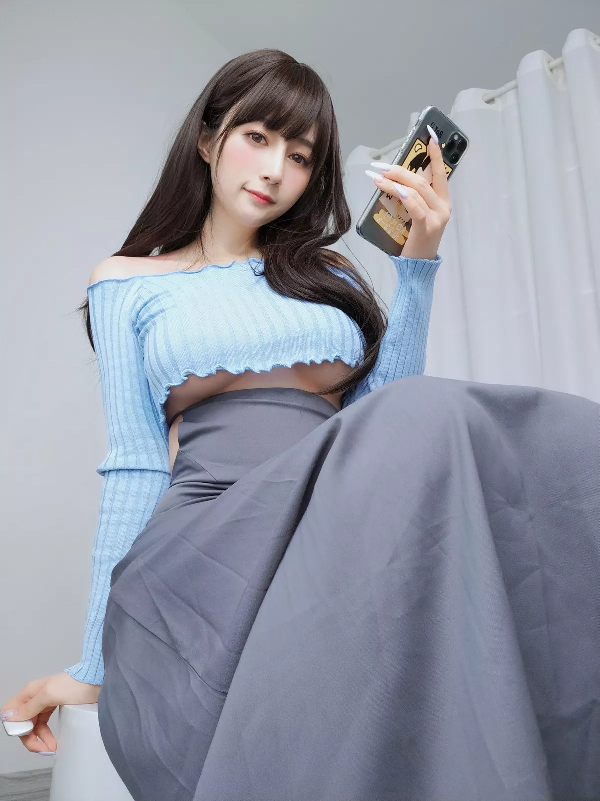 Coser小姐姐白银81吉他妹妹主题私房真空针织衣配露臀长裙秀翘臀屁沟诱惑写真165P
