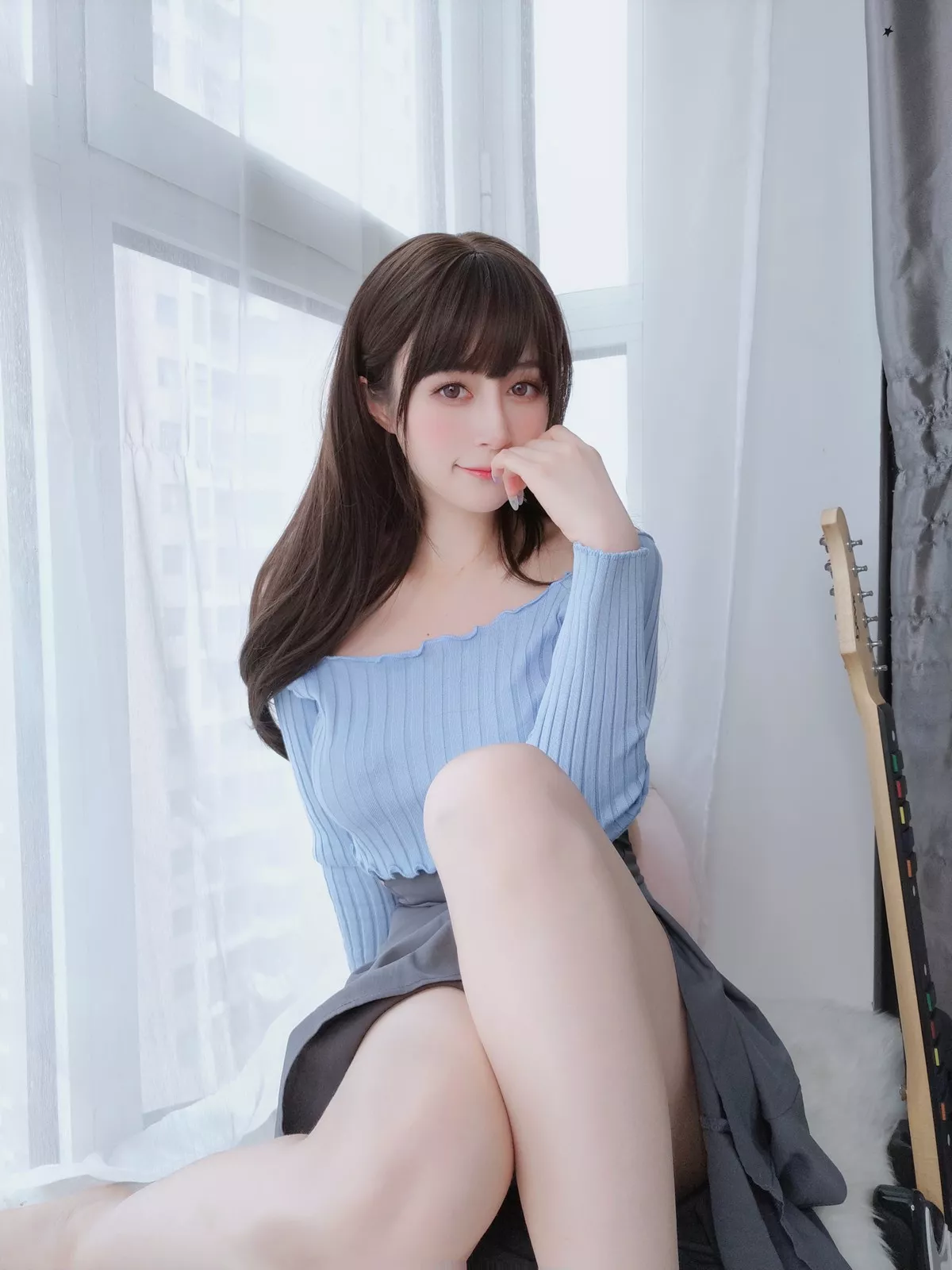 Coser小姐姐白银81吉他妹妹主题私房真空针织衣配露臀长裙秀翘臀屁沟诱惑写真165P