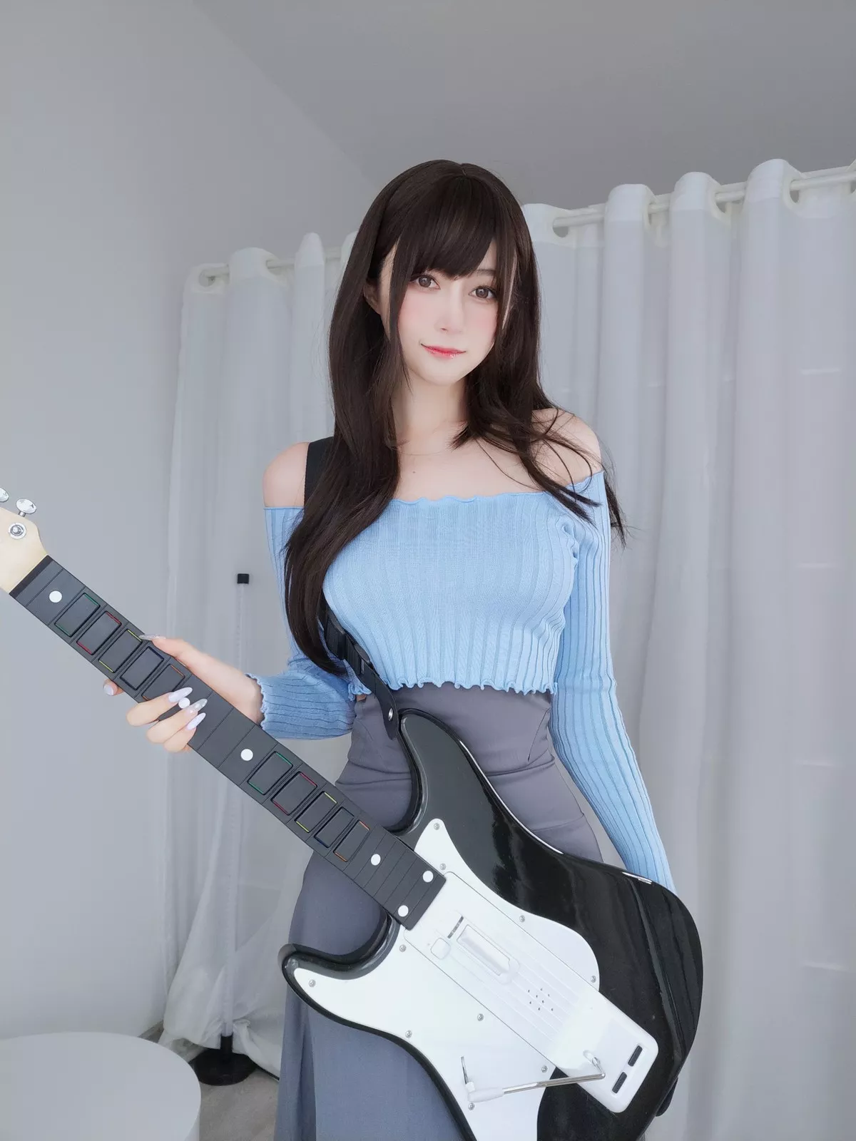 Coser小姐姐白银81吉他妹妹主题私房真空针织衣配露臀长裙秀翘臀屁沟诱惑写真165P
