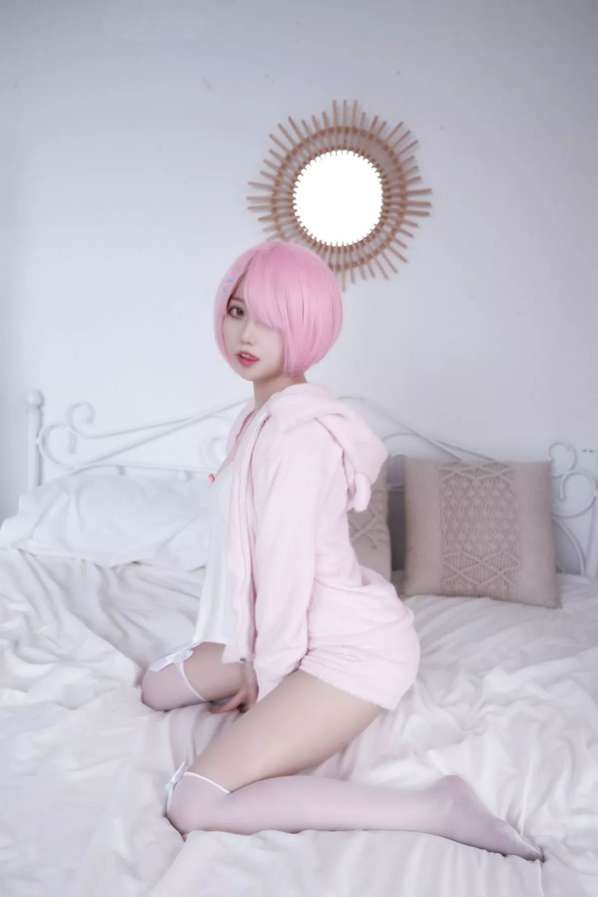 网络美女Eloise软软纯欲拉姆主题私房性感粉色套装露白色低胸内衣诱惑写真40P