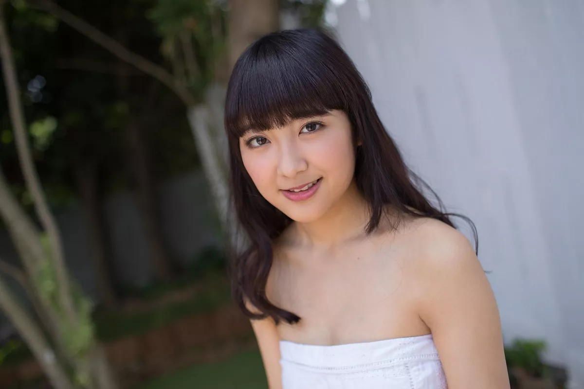 日本美女高梨爱普通画廊主题户外脱性感白色长裙露白色比基尼迷人诱惑写真44P
