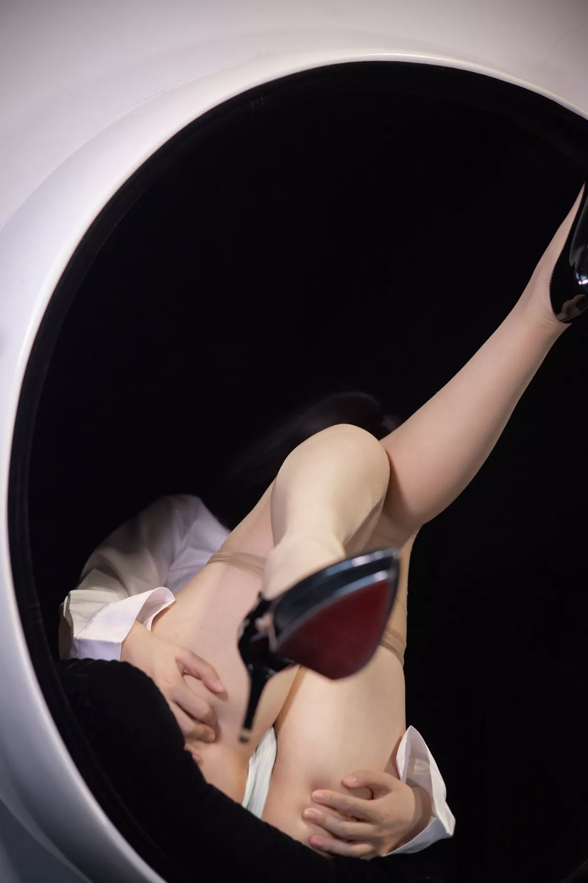 网络美女疯猫ss职业OL主题性感白衬衣配长裤露超薄肉丝裤袜秀翘臀美腿诱惑写真39P