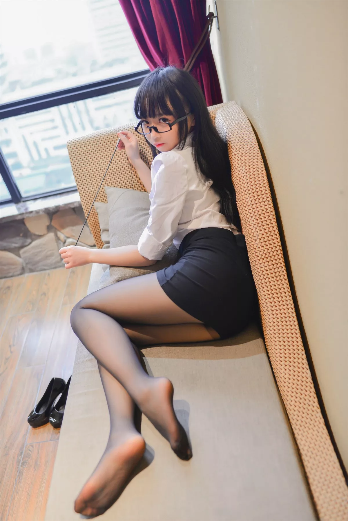 Coser小姐姐雪琪教师主题性感白衬衫配黑短裙露超薄黑丝裤袜迷人诱惑写真29P