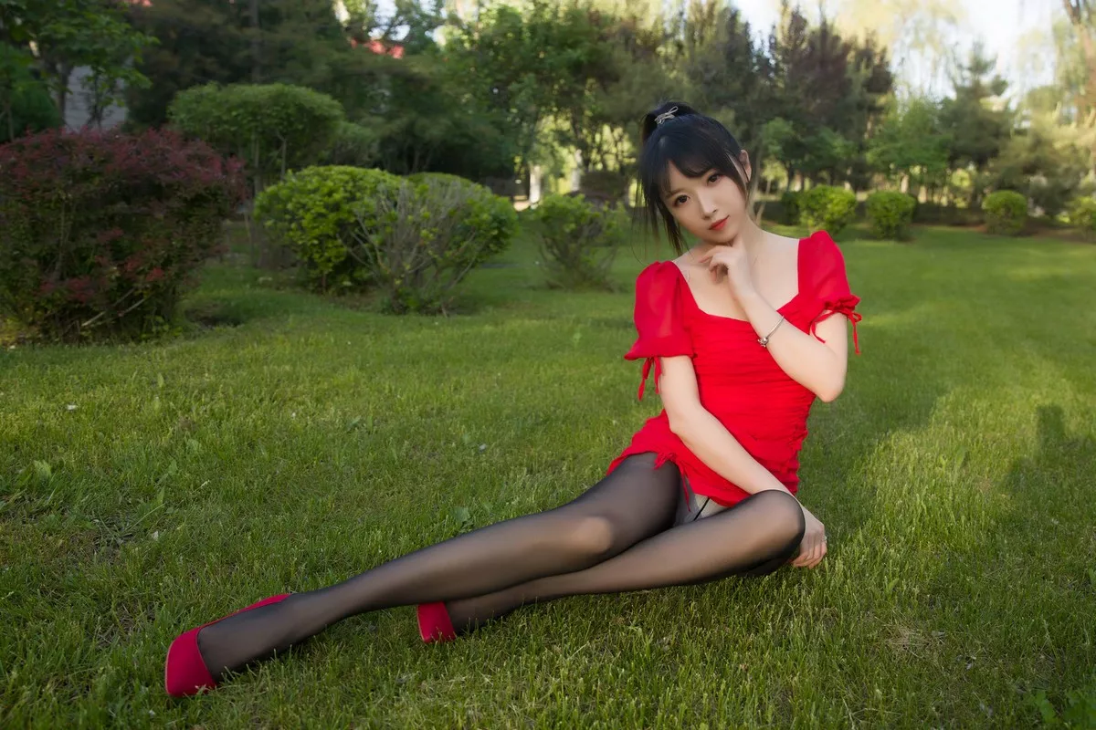 斗鱼主播小女巫露娜户外小红裙主题性感红裙露超薄黑丝裤袜秀翘臀美腿诱惑写真66P