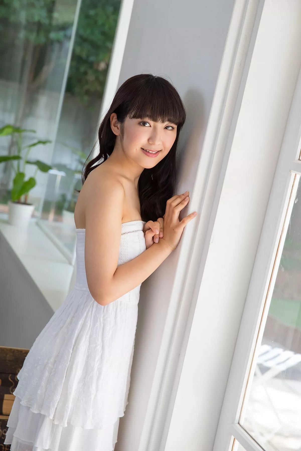 日本美女高梨爱普通画廊主题户外脱性感白色长裙露白色比基尼迷人诱惑写真44P