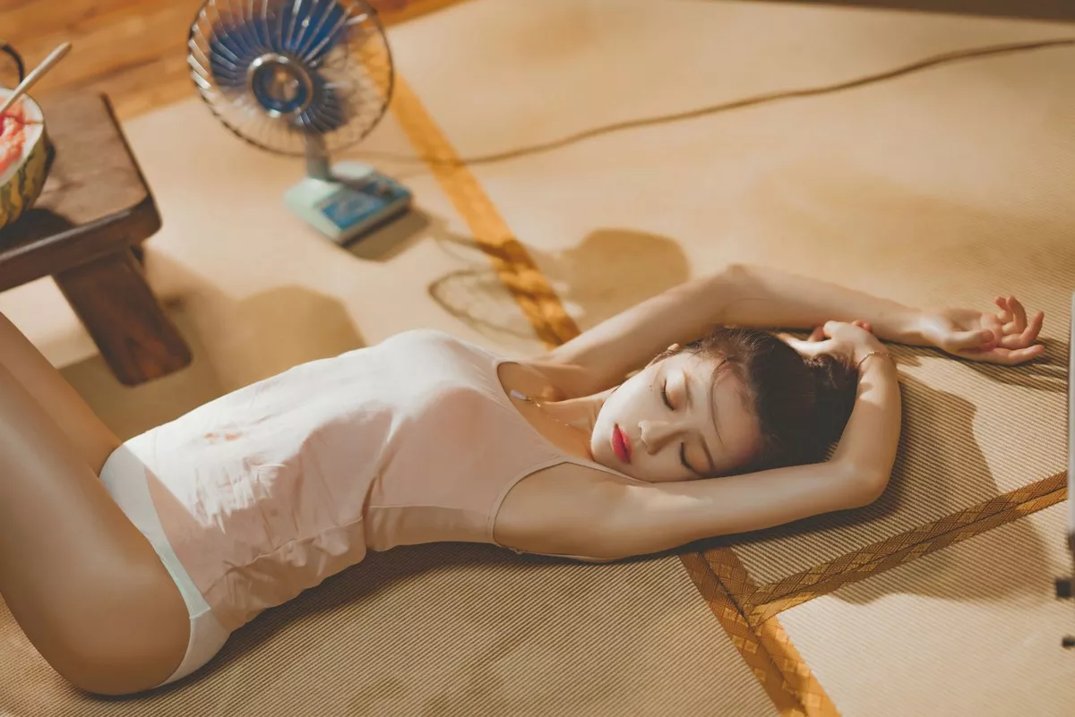 网络美女桜桃喵炙夏系列主题户外性感粉色吊带配白色内裤秀完美身材诱惑写真86P