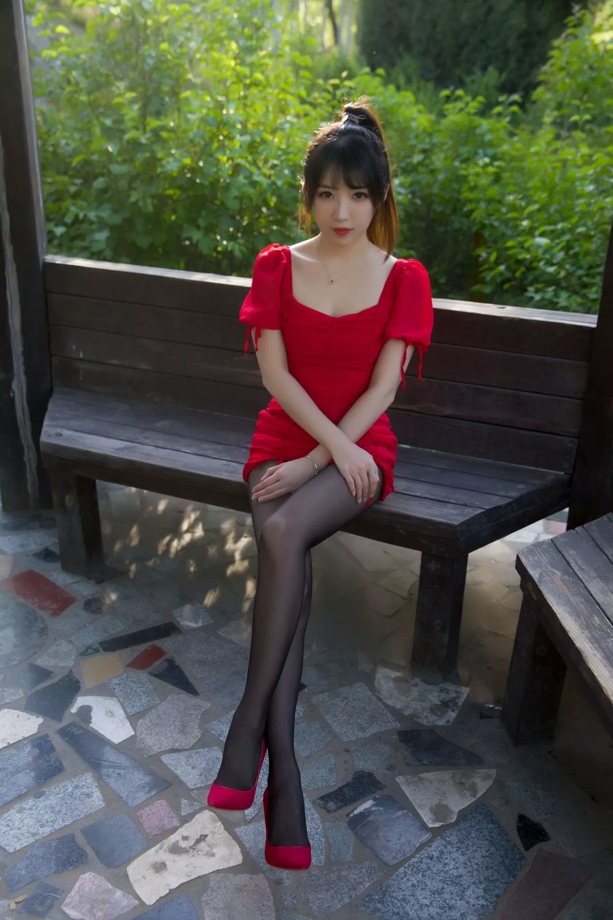 斗鱼主播小女巫露娜户外小红裙主题性感红裙露超薄黑丝裤袜秀翘臀美腿诱惑写真66P