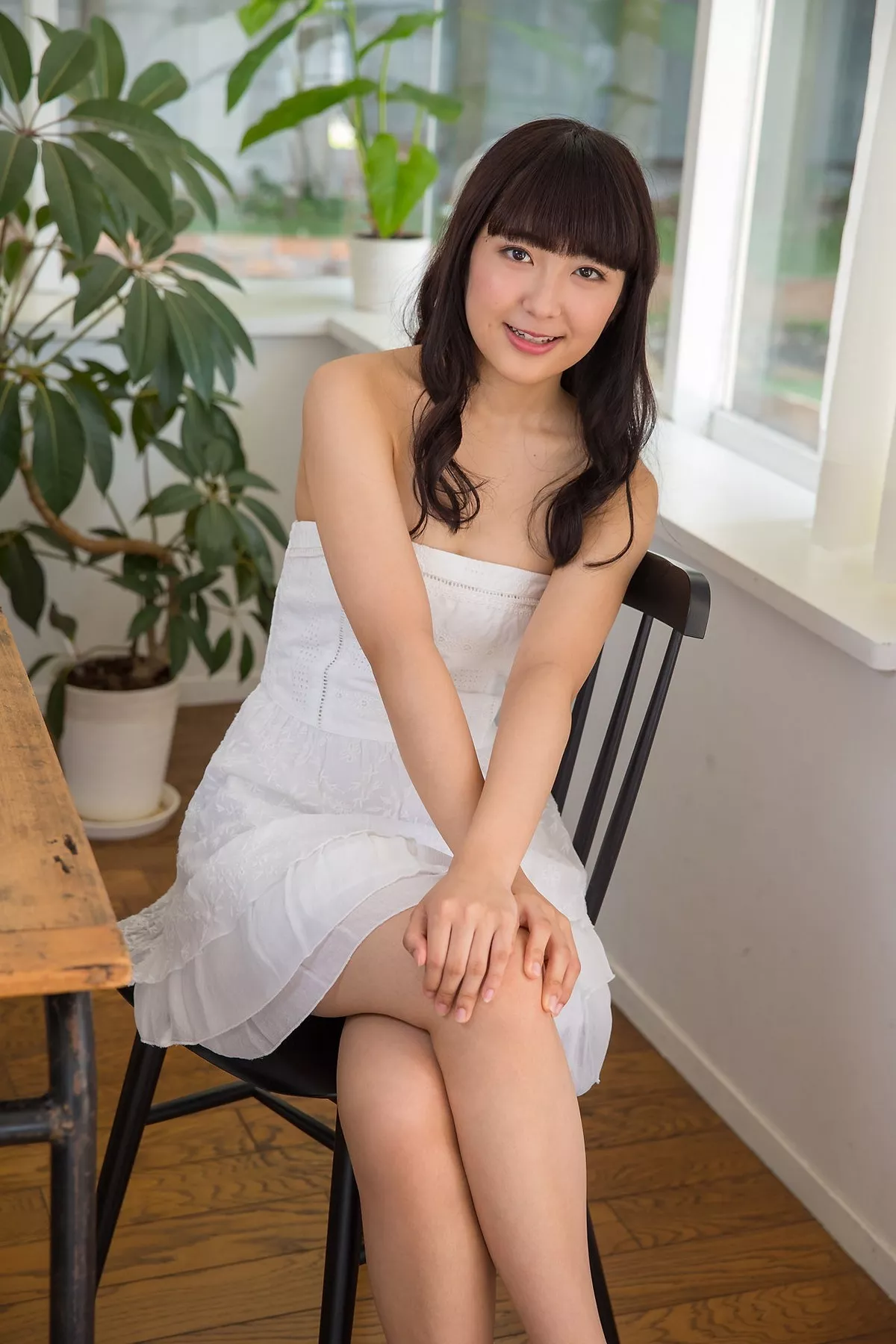 日本美女高梨爱普通画廊主题户外脱性感白色长裙露白色比基尼迷人诱惑写真44P