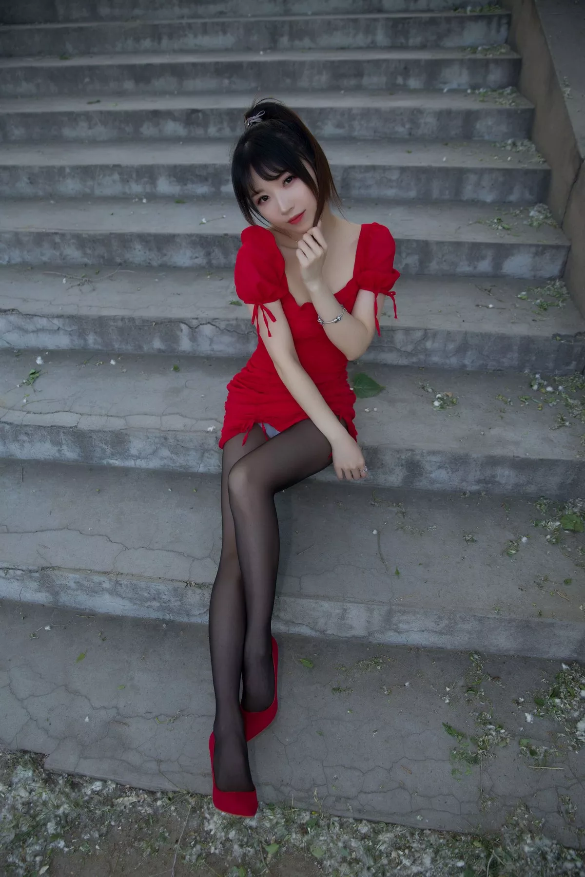 斗鱼主播小女巫露娜户外小红裙主题性感红裙露超薄黑丝裤袜秀翘臀美腿诱惑写真66P