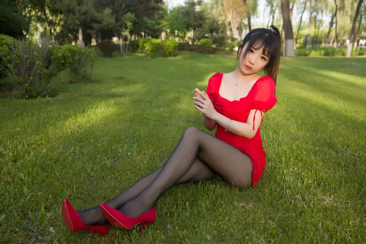 斗鱼主播小女巫露娜户外小红裙主题性感红裙露超薄黑丝裤袜秀翘臀美腿诱惑写真66P