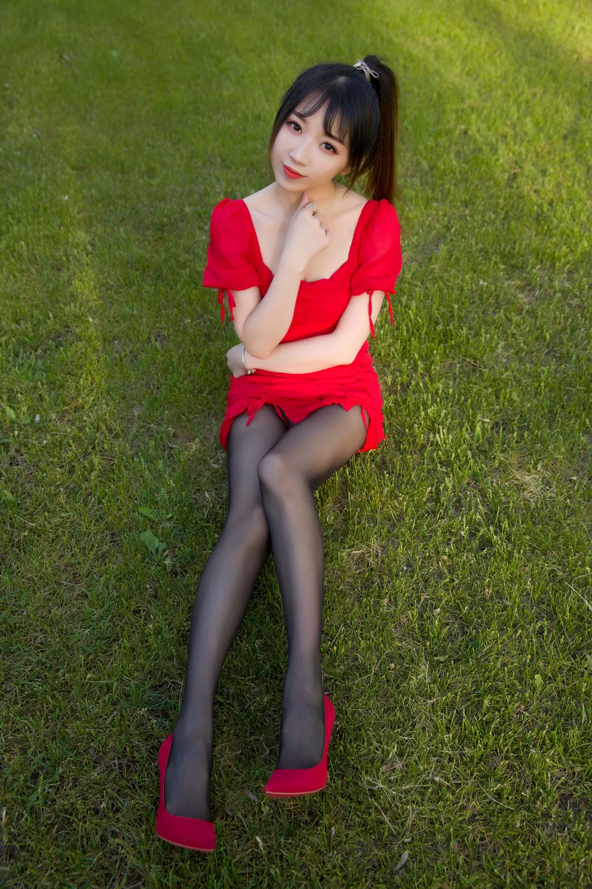 斗鱼主播小女巫露娜户外小红裙主题性感红裙露超薄黑丝裤袜秀翘臀美腿诱惑写真66P