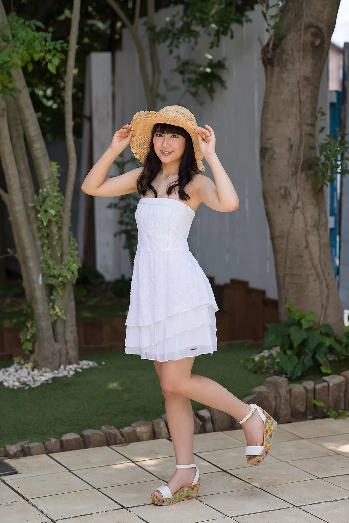 日本美女高梨爱普通画廊主题户外脱性感白色长裙露白色比基尼迷人诱惑写真44P
