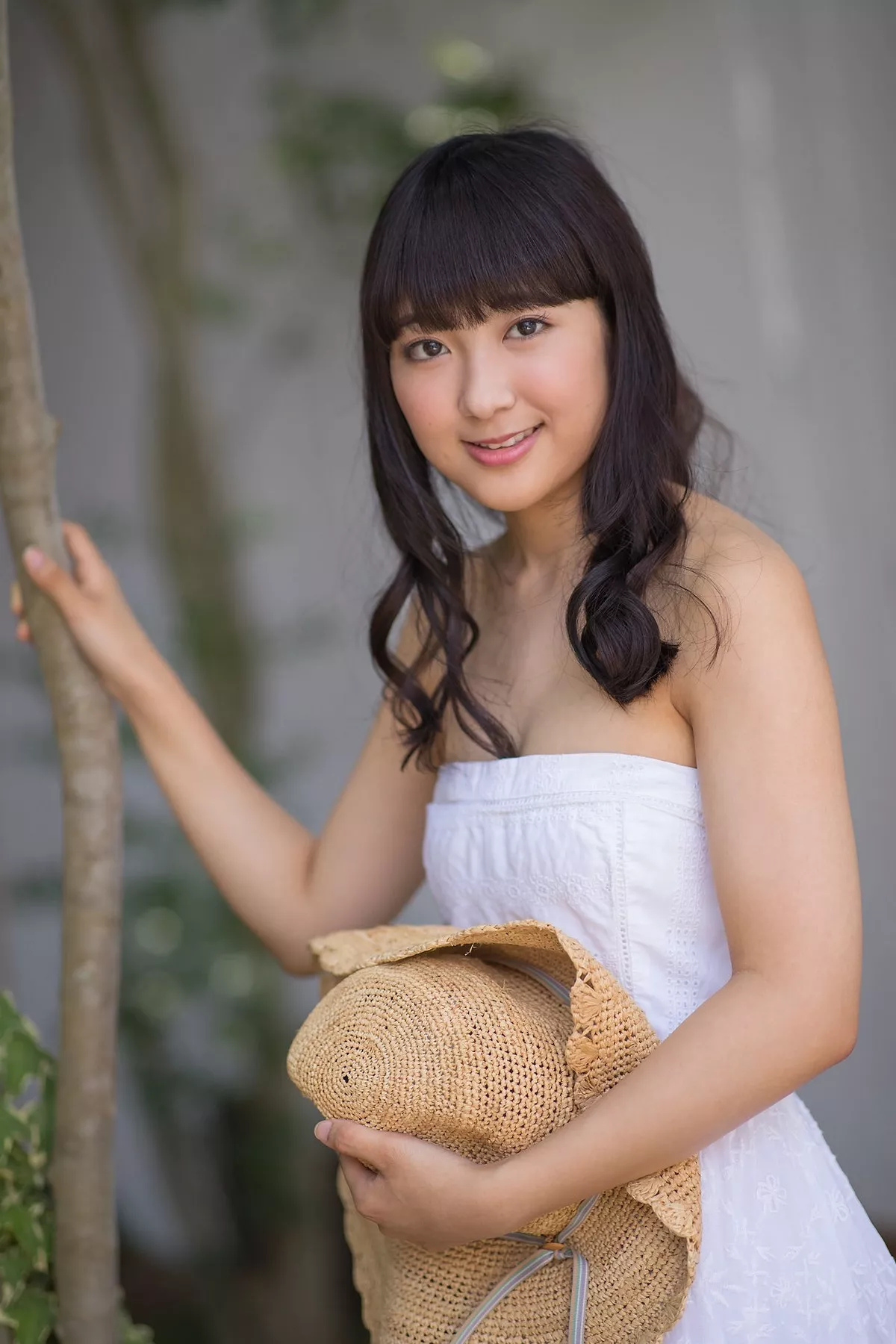 日本美女高梨爱普通画廊主题户外脱性感白色长裙露白色比基尼迷人诱惑写真44P