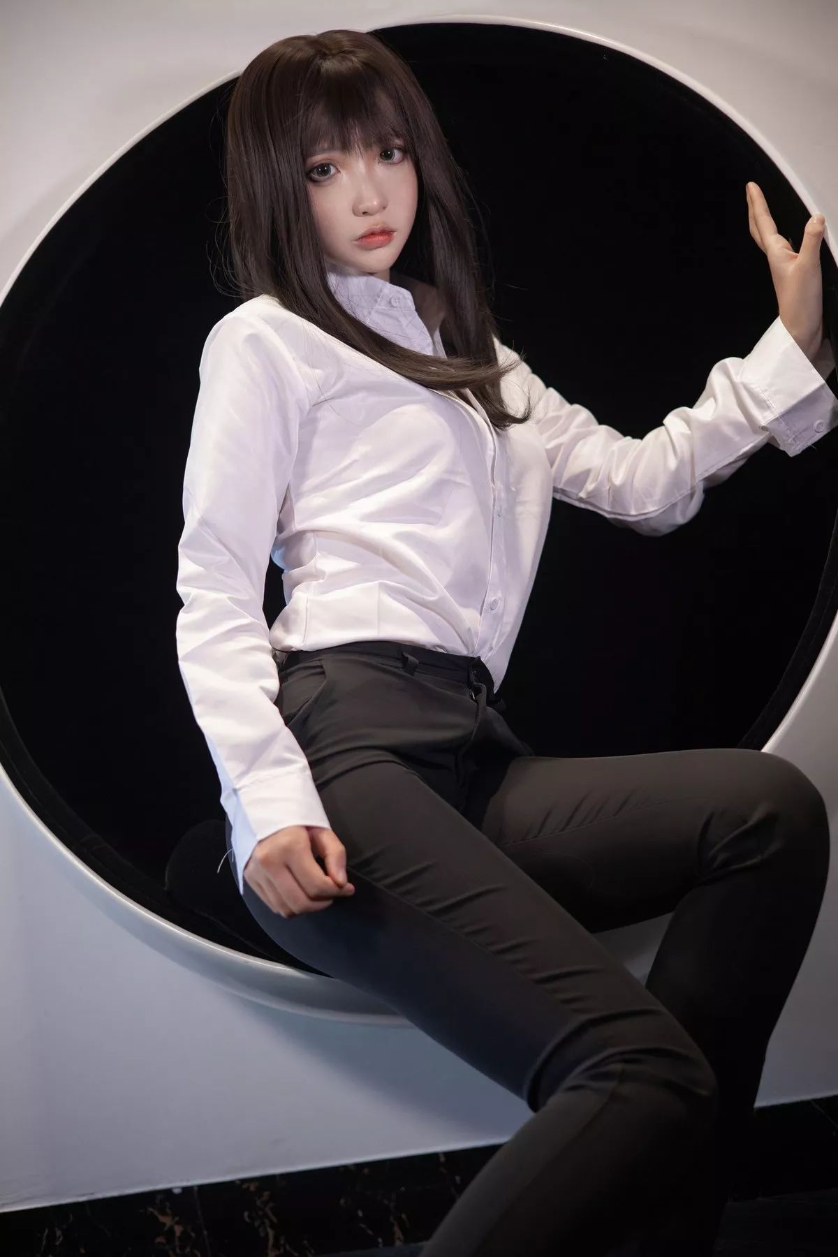 网络美女疯猫ss职业OL主题性感白衬衣配长裤露超薄肉丝裤袜秀翘臀美腿诱惑写真39P
