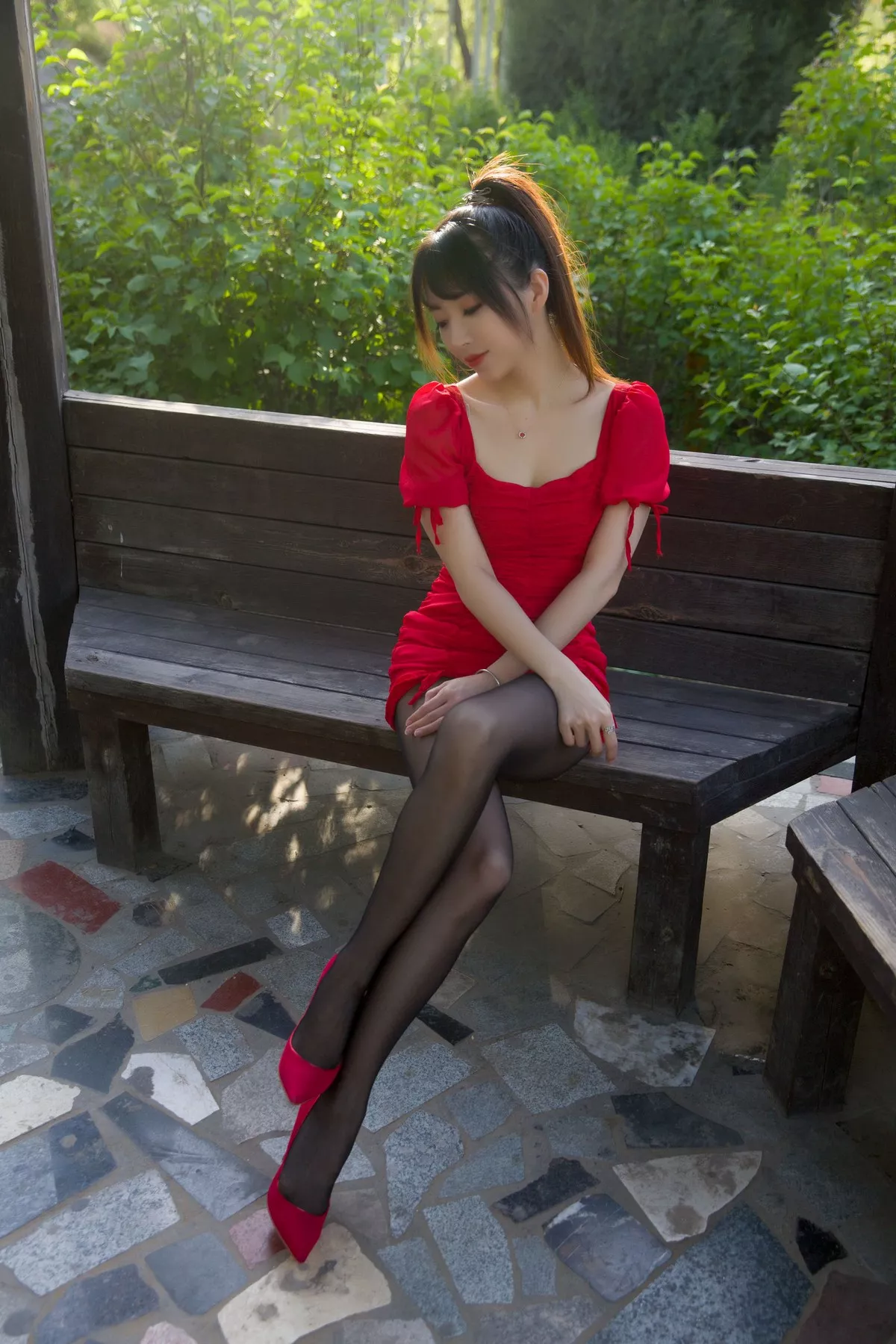 斗鱼主播小女巫露娜户外小红裙主题性感红裙露超薄黑丝裤袜秀翘臀美腿诱惑写真66P