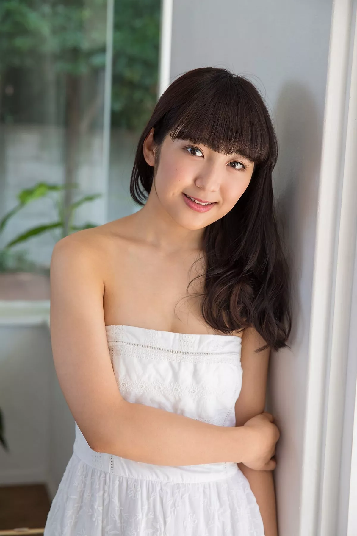 日本美女高梨爱普通画廊主题户外脱性感白色长裙露白色比基尼迷人诱惑写真44P