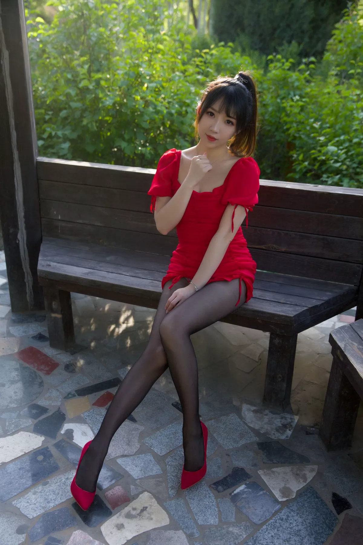 斗鱼主播小女巫露娜户外小红裙主题性感红裙露超薄黑丝裤袜秀翘臀美腿诱惑写真66P