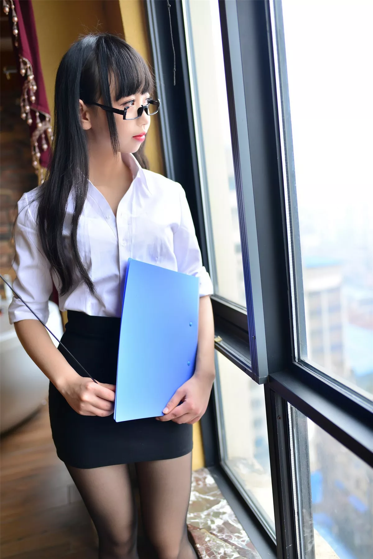 Coser小姐姐雪琪教师主题性感白衬衫配黑短裙露超薄黑丝裤袜迷人诱惑写真29P