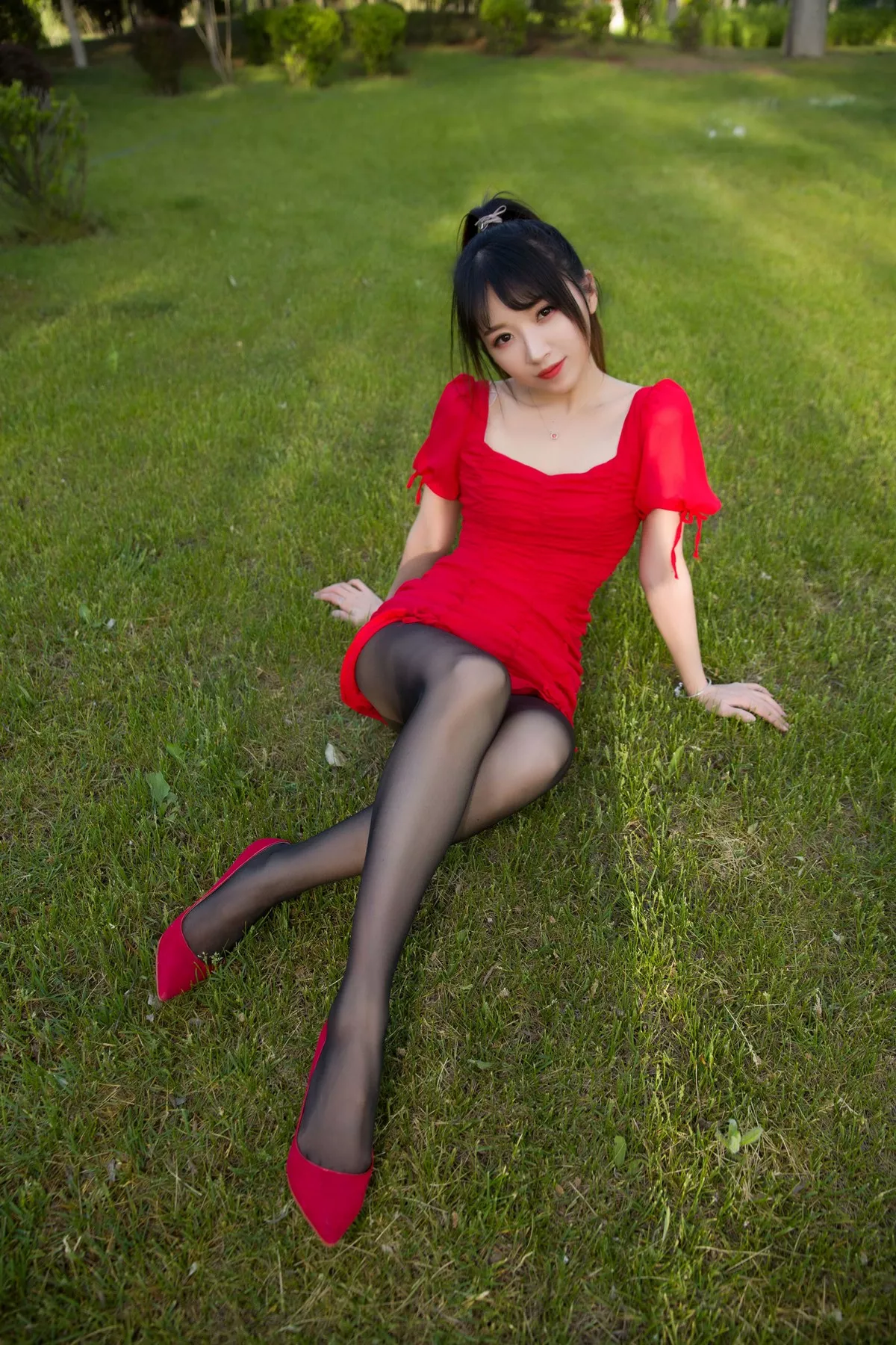 斗鱼主播小女巫露娜户外小红裙主题性感红裙露超薄黑丝裤袜秀翘臀美腿诱惑写真66P