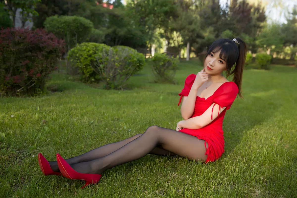 斗鱼主播小女巫露娜户外小红裙主题性感红裙露超薄黑丝裤袜秀翘臀美腿诱惑写真66P