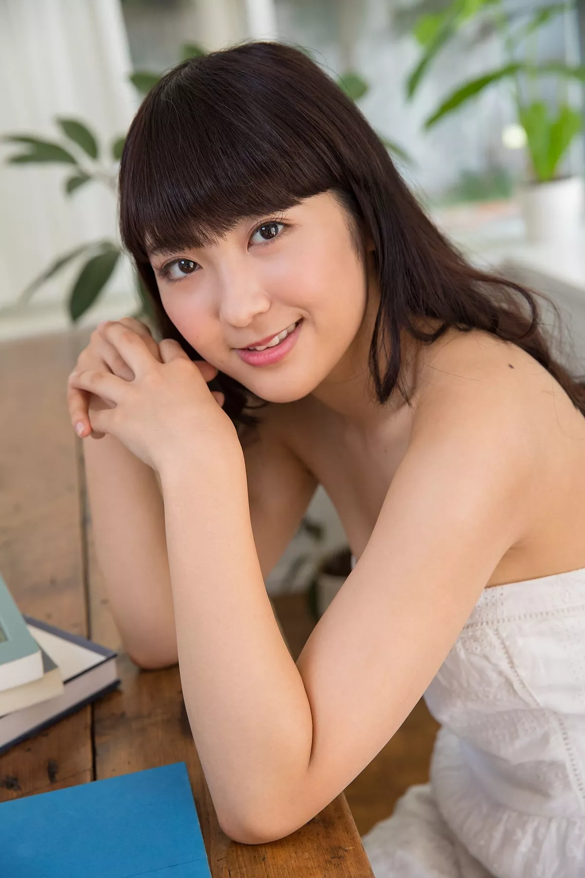 日本美女高梨爱普通画廊主题户外脱性感白色长裙露白色比基尼迷人诱惑写真44P