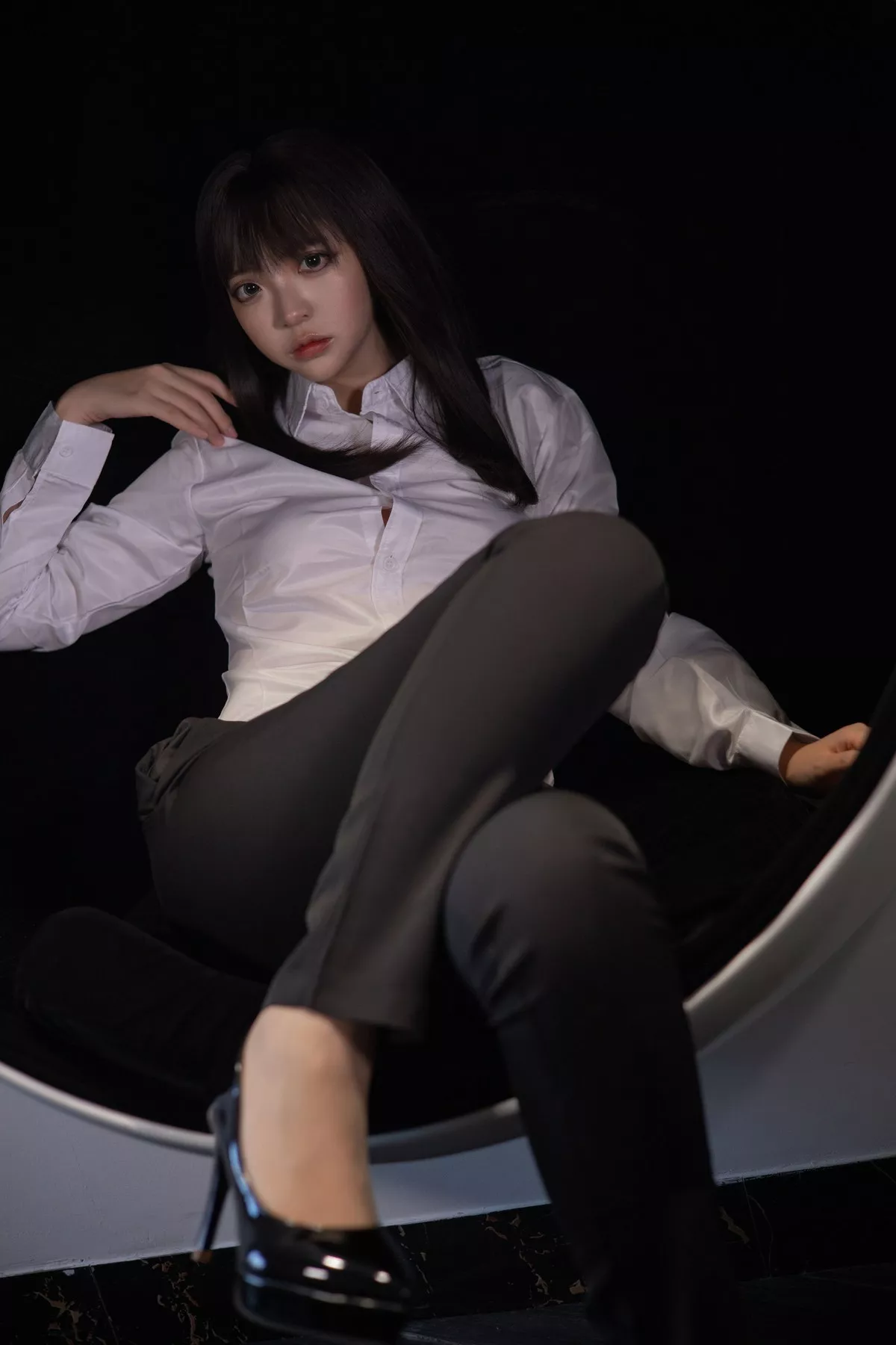 网络美女疯猫ss职业OL主题性感白衬衣配长裤露超薄肉丝裤袜秀翘臀美腿诱惑写真39P