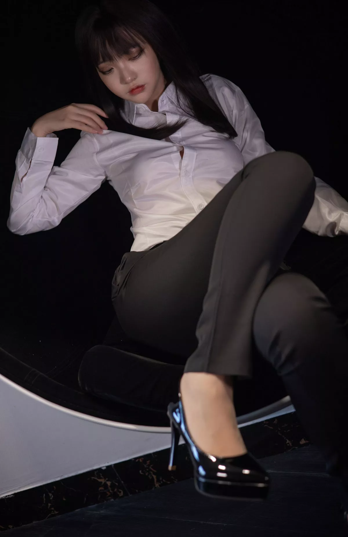 网络美女疯猫ss职业OL主题性感白衬衣配长裤露超薄肉丝裤袜秀翘臀美腿诱惑写真39P