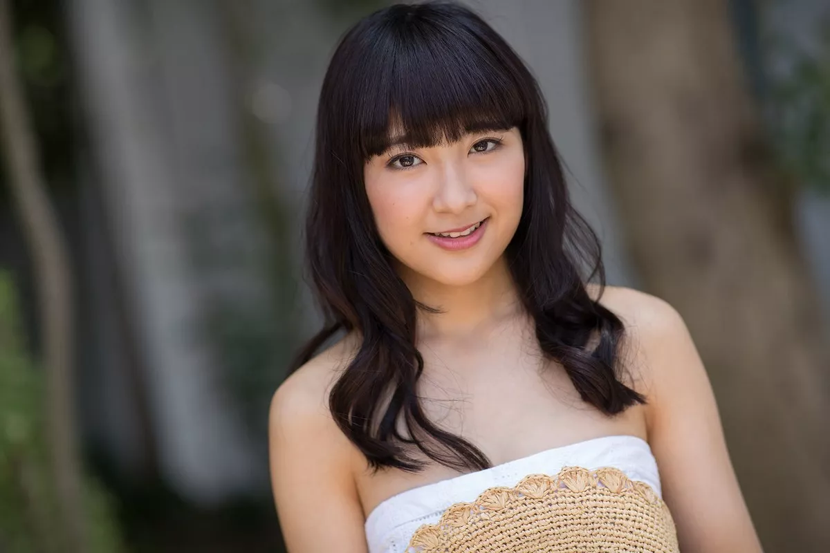 日本美女高梨爱普通画廊主题户外脱性感白色长裙露白色比基尼迷人诱惑写真44P