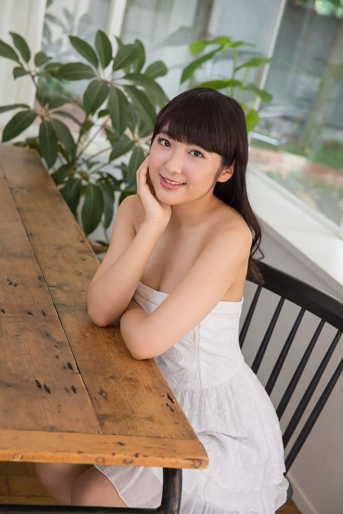 日本美女高梨爱普通画廊主题户外脱性感白色长裙露白色比基尼迷人诱惑写真44P