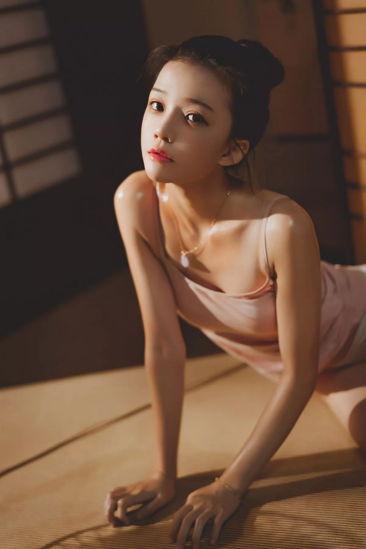 网络美女桜桃喵炙夏系列主题户外性感粉色吊带配白色内裤秀完美身材诱惑写真86P
