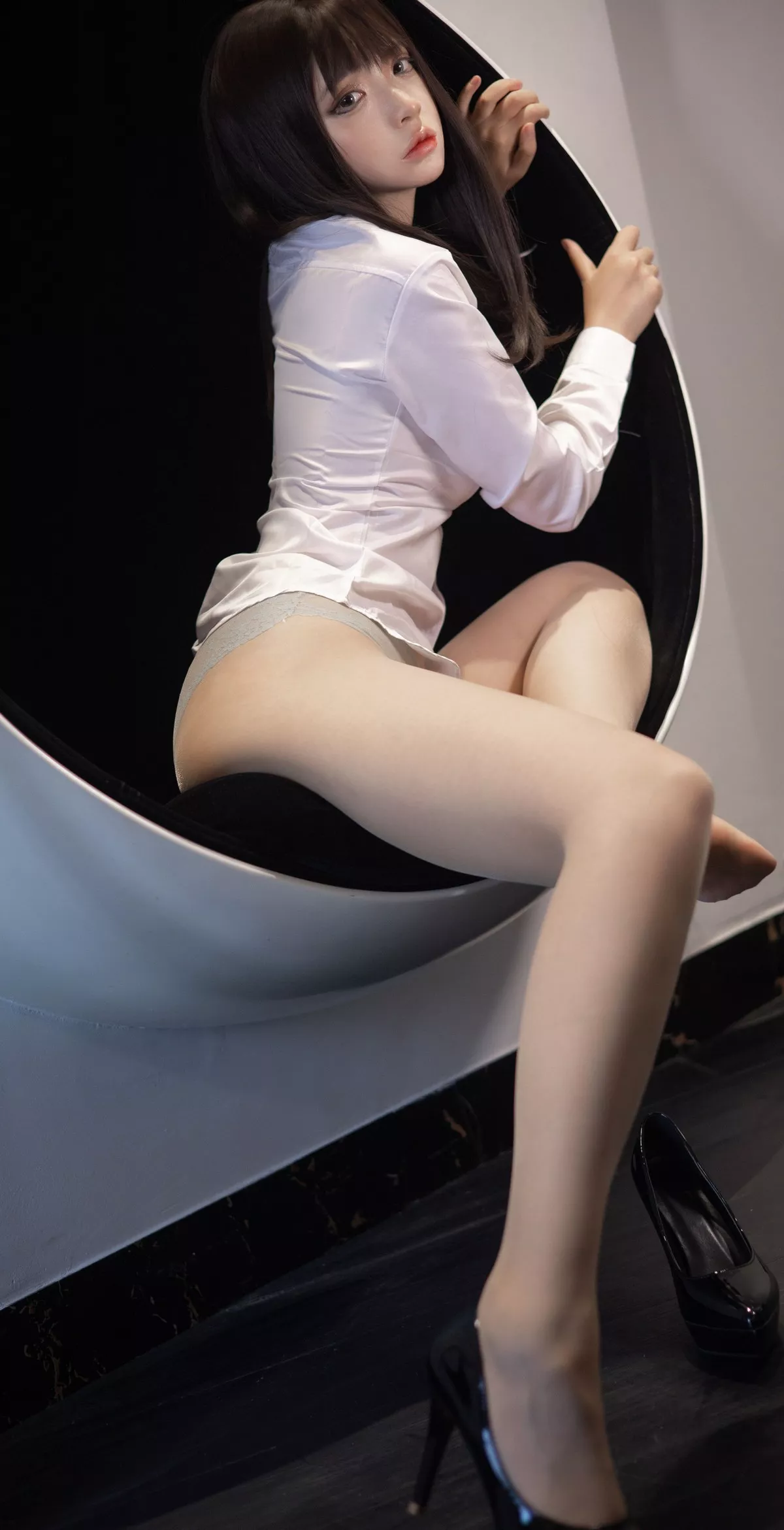 网络美女疯猫ss职业OL主题性感白衬衣配长裤露超薄肉丝裤袜秀翘臀美腿诱惑写真39P