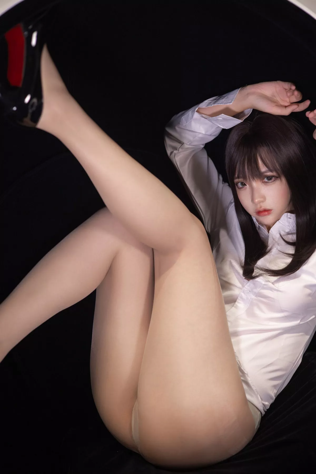 网络美女疯猫ss职业OL主题性感白衬衣配长裤露超薄肉丝裤袜秀翘臀美腿诱惑写真39P