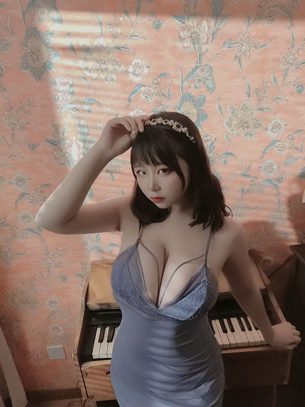 动漫博主穆零Mu0自拍主题私房性感银色旗袍+兔女郎服饰+浴室性感内衣诱惑写真110P