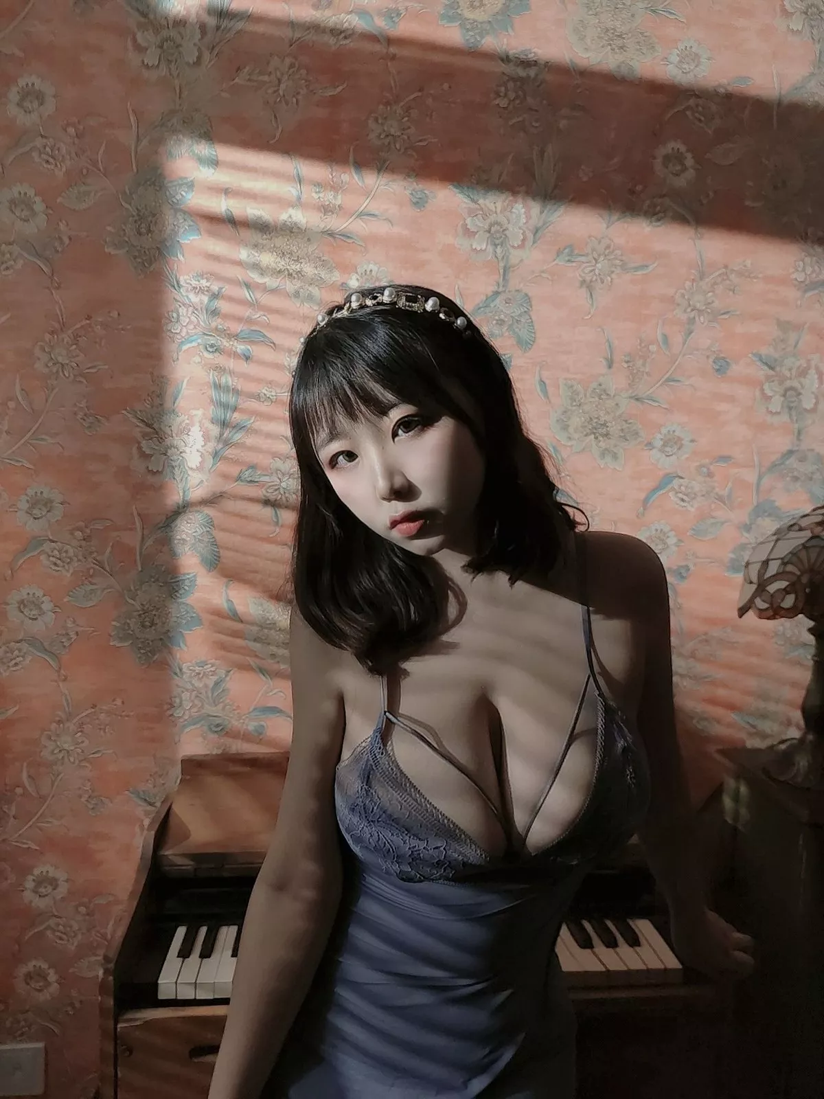 动漫博主穆零Mu0自拍主题私房性感银色旗袍+兔女郎服饰+浴室性感内衣诱惑写真110P