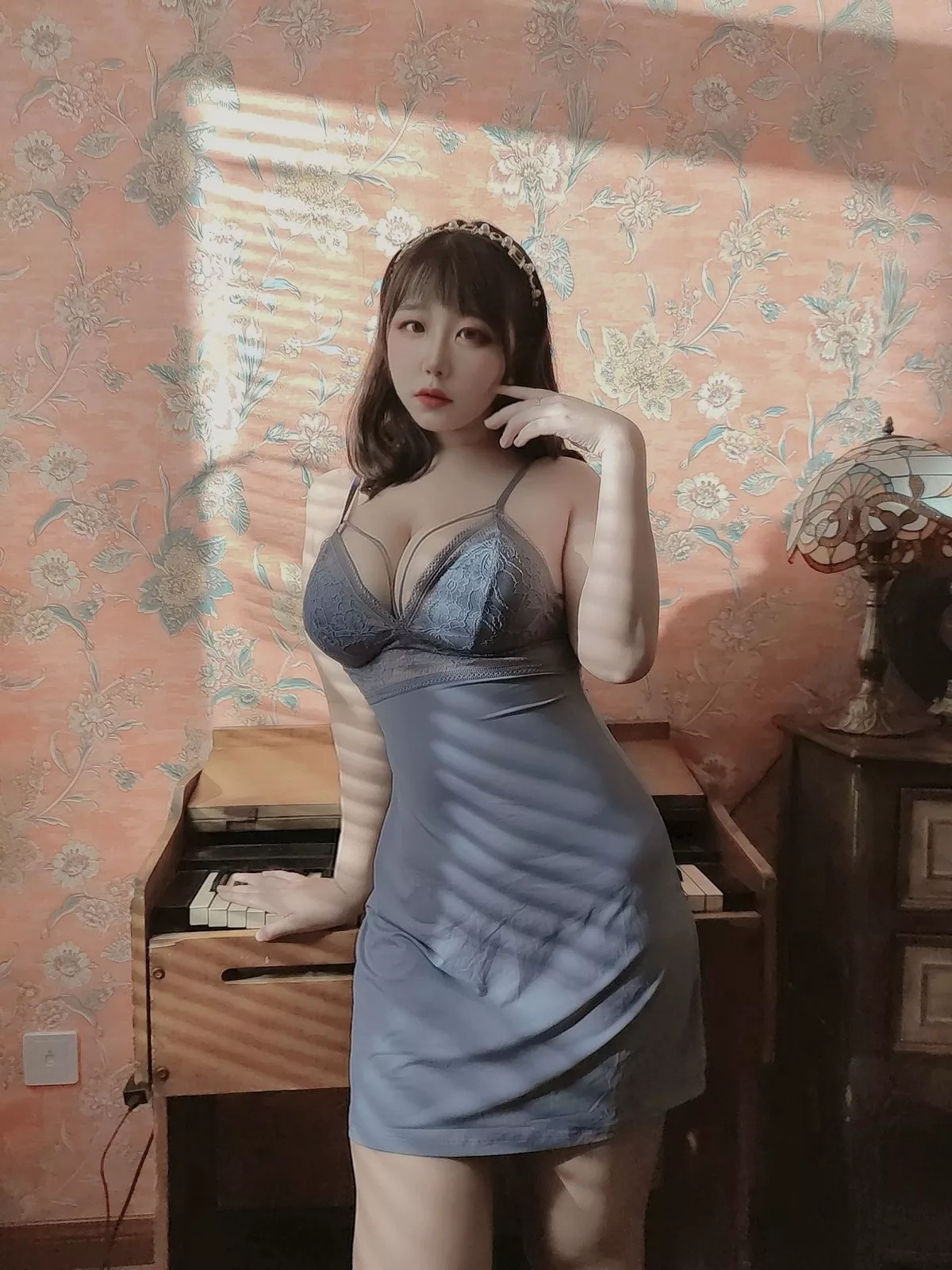 动漫博主穆零Mu0自拍主题私房性感银色旗袍+兔女郎服饰+浴室性感内衣诱惑写真110P
