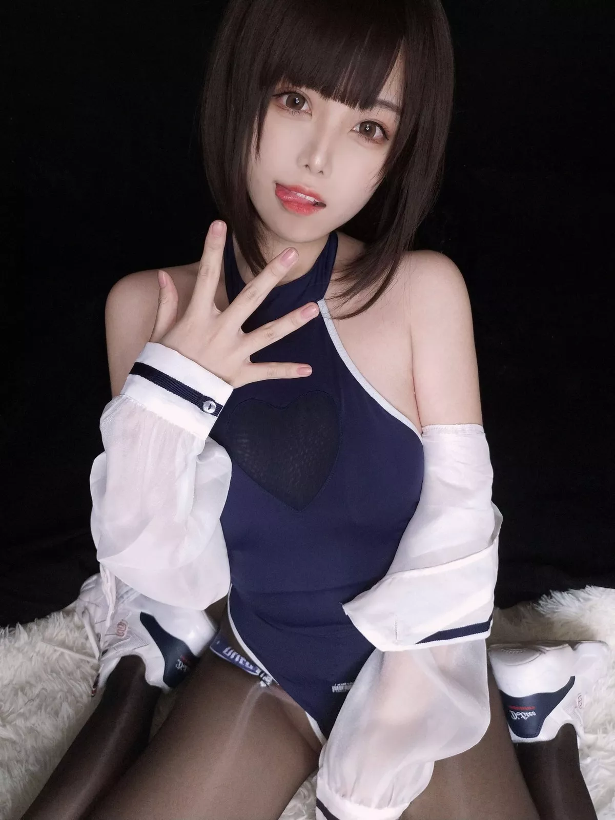 萌系小姐姐蜜汁猫裘水着服饰主题私房性感高叉连体衣配超薄黑丝裤袜诱惑写真34P