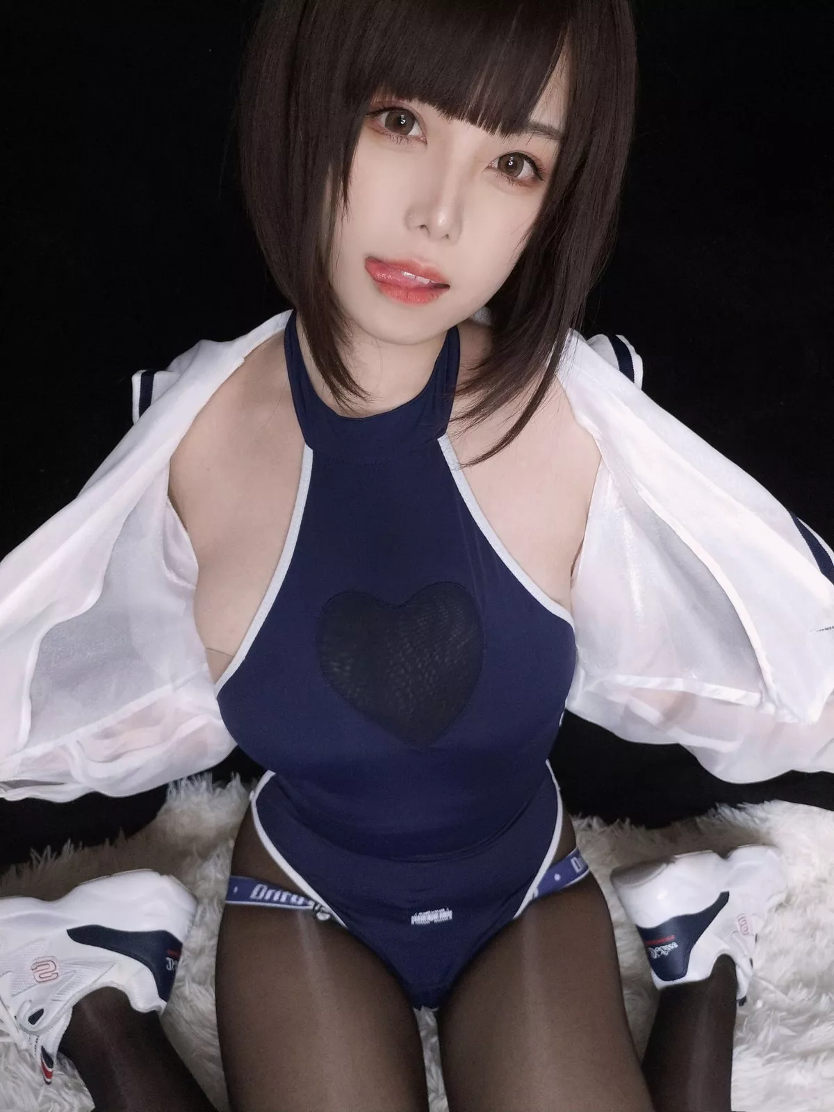 萌系小姐姐蜜汁猫裘水着服饰主题私房性感高叉连体衣配超薄黑丝裤袜诱惑写真34P