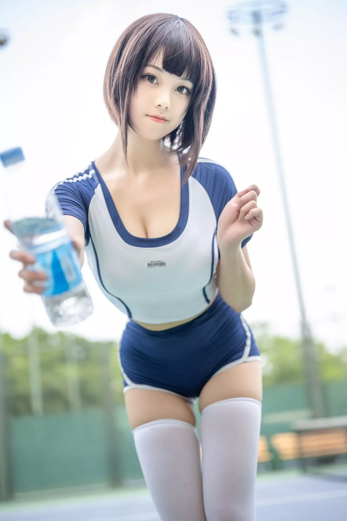 萌系小姐姐蜜汁猫裘体操服主题户外运动装半脱露白色蕾丝内衣秀豪乳诱惑写真50P
