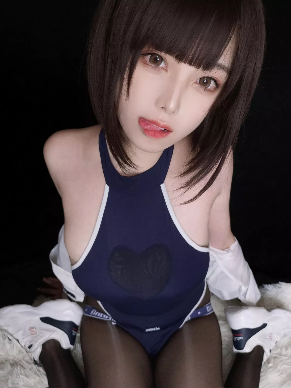 萌系小姐姐蜜汁猫裘水着服饰主题私房性感高叉连体衣配超薄黑丝裤袜诱惑写真34P