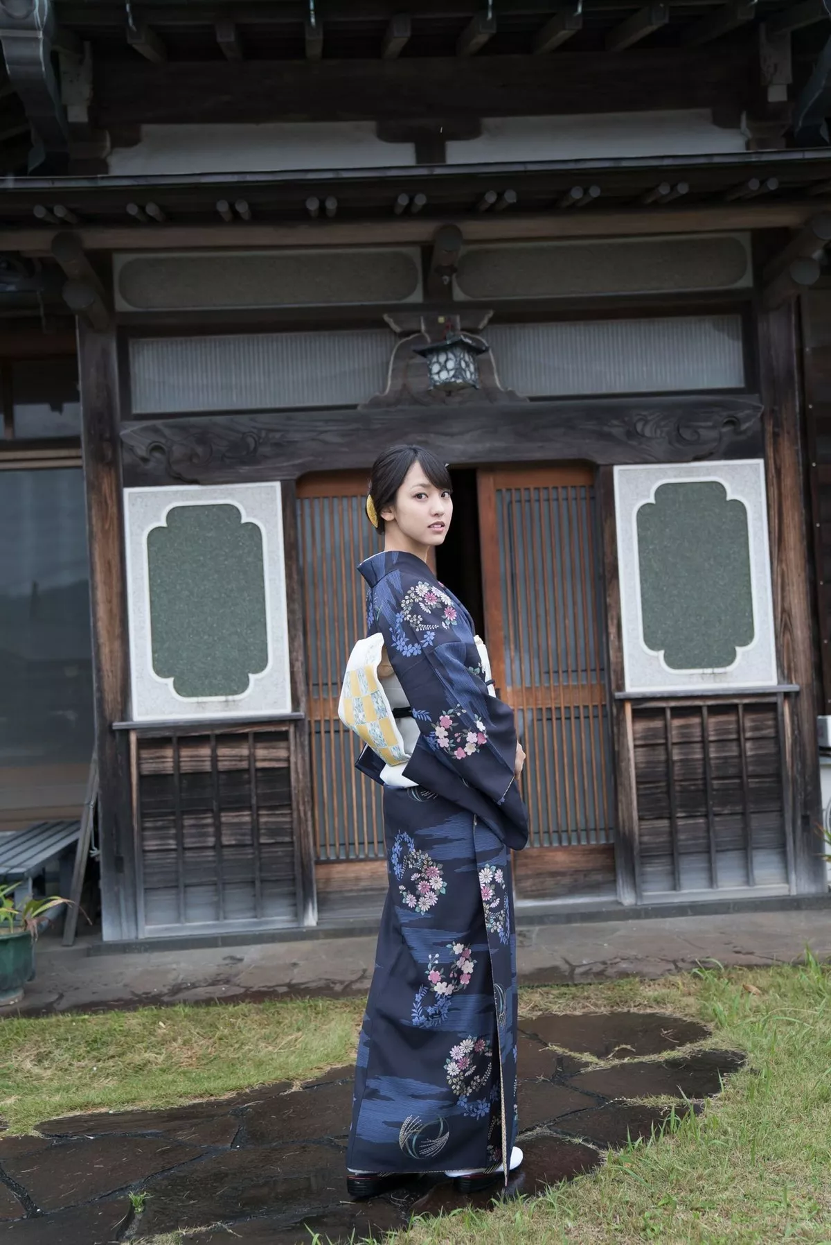 日本萌妹子饭洼春菜户外和服主题私房内衣系列+红色吊裙秀完美身材性感写真98P