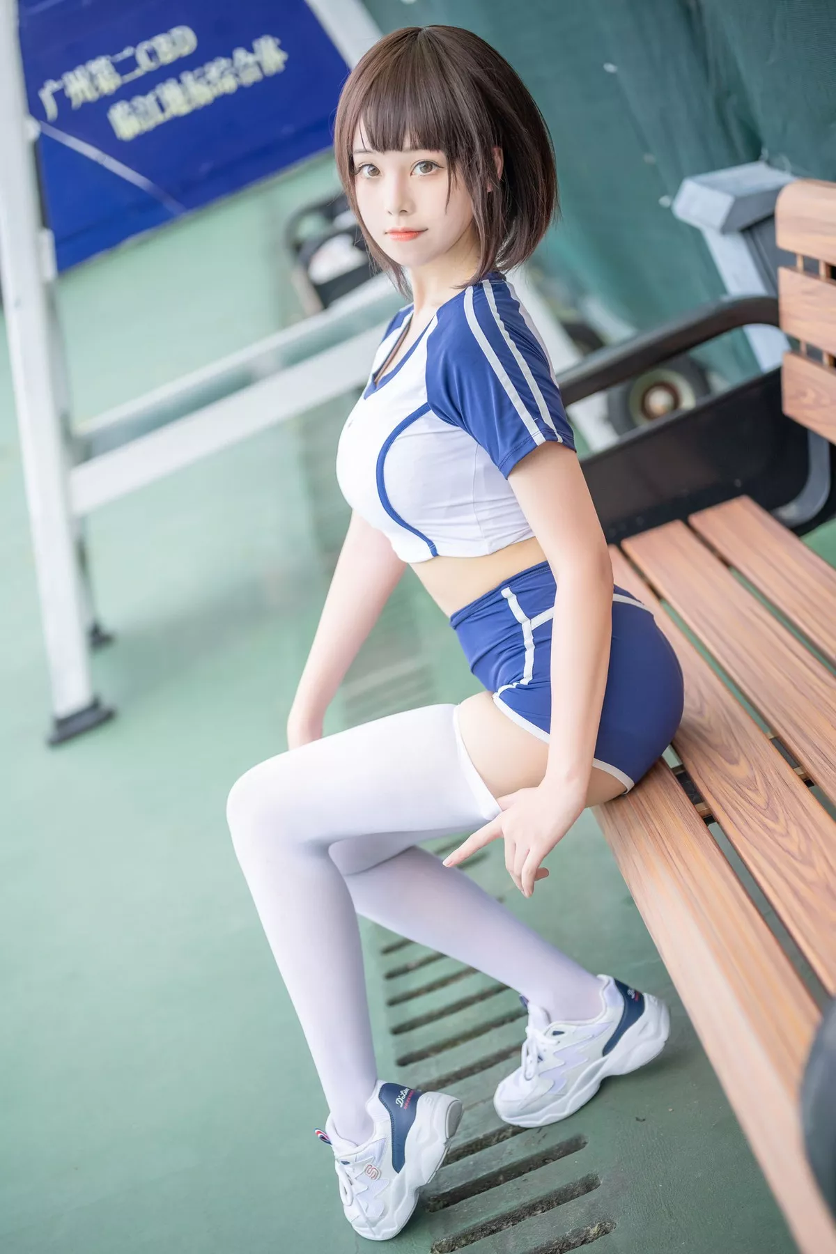 萌系小姐姐蜜汁猫裘体操服主题户外运动装半脱露白色蕾丝内衣秀豪乳诱惑写真50P