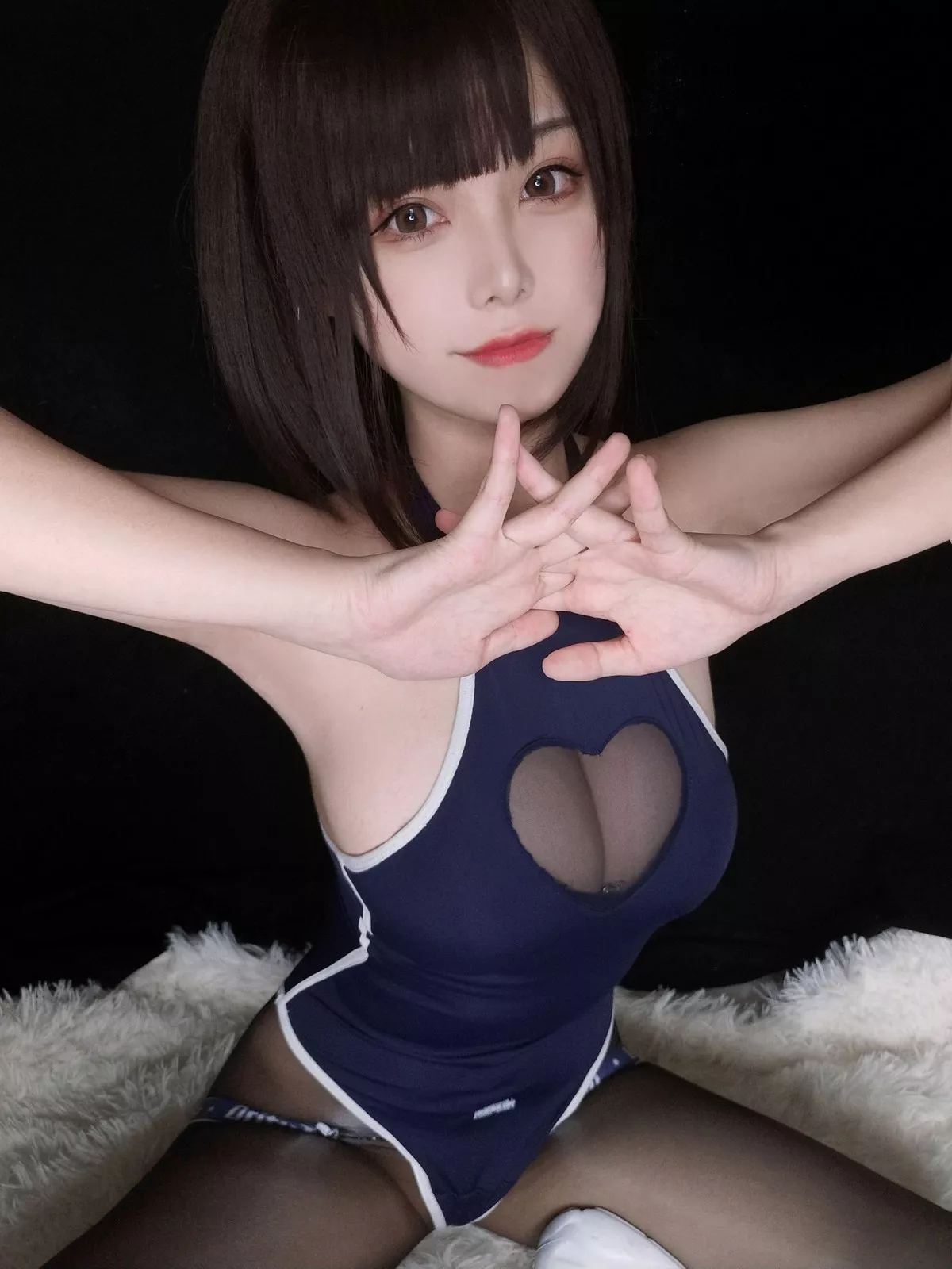 萌系小姐姐蜜汁猫裘水着服饰主题私房性感高叉连体衣配超薄黑丝裤袜诱惑写真34P