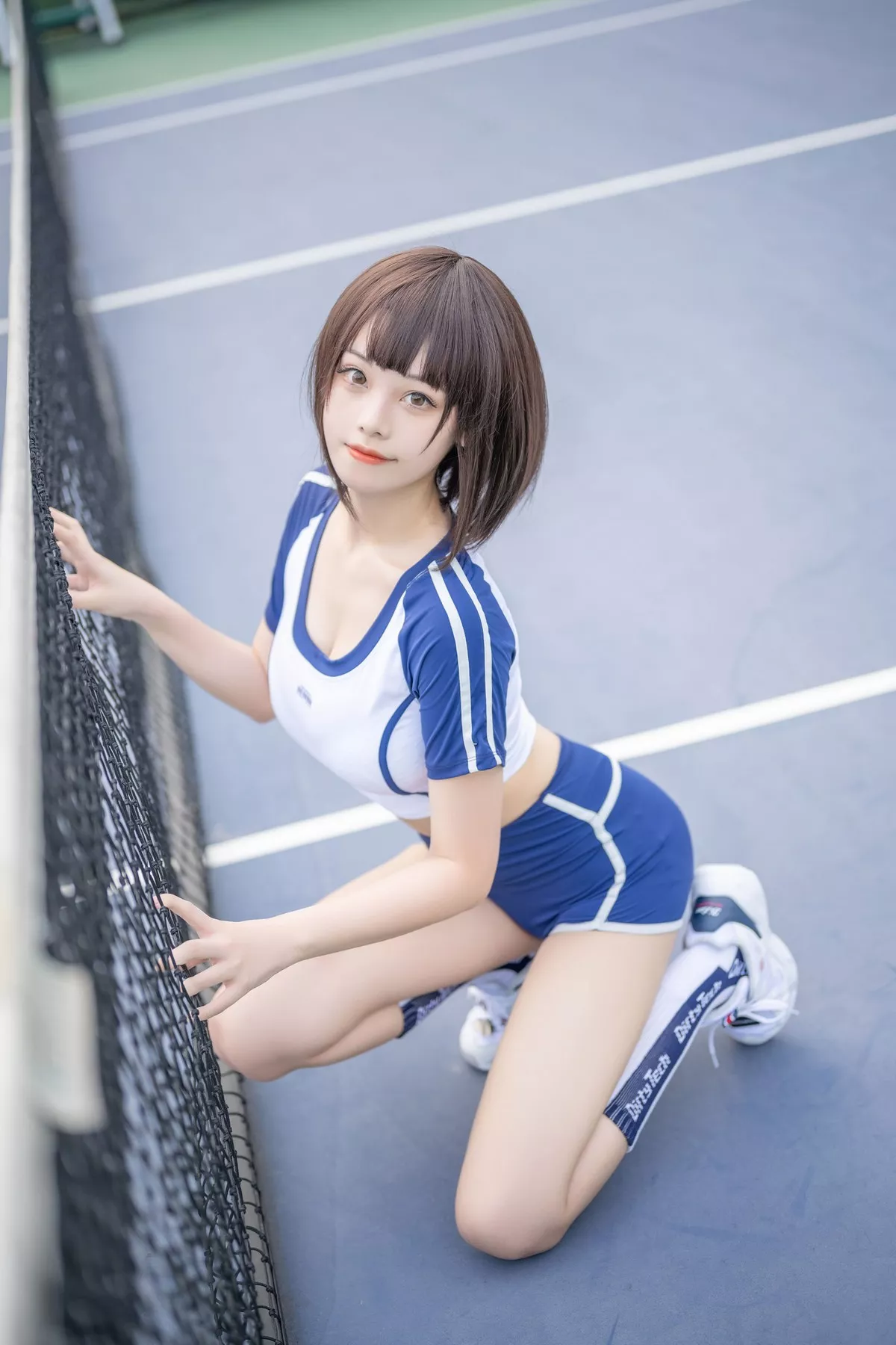 萌系小姐姐蜜汁猫裘体操服主题户外运动装半脱露白色蕾丝内衣秀豪乳诱惑写真50P