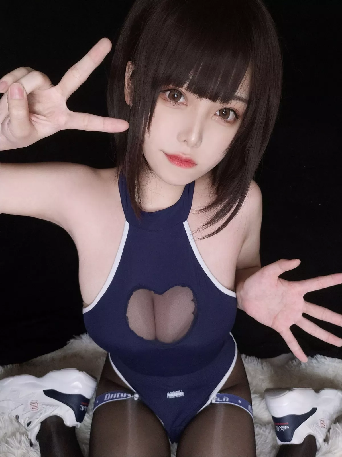 萌系小姐姐蜜汁猫裘水着服饰主题私房性感高叉连体衣配超薄黑丝裤袜诱惑写真34P