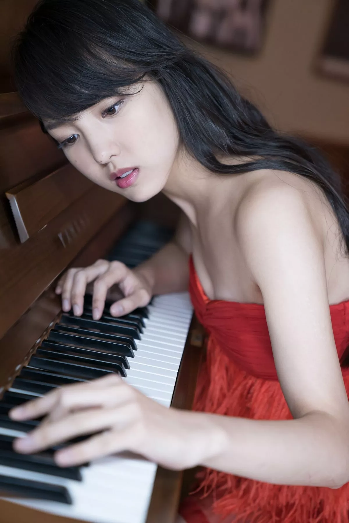 日本萌妹子饭洼春菜户外和服主题私房内衣系列+红色吊裙秀完美身材性感写真98P