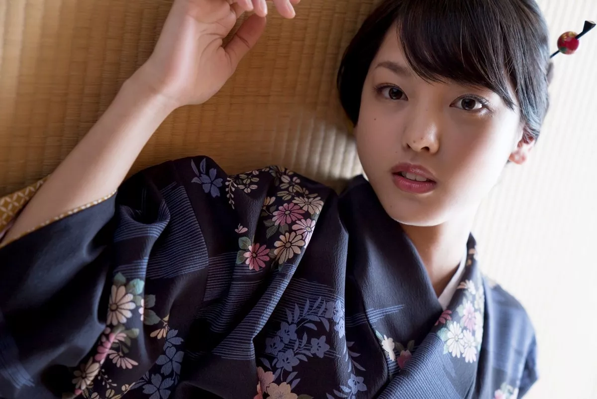 日本萌妹子饭洼春菜户外和服主题私房内衣系列+红色吊裙秀完美身材性感写真98P